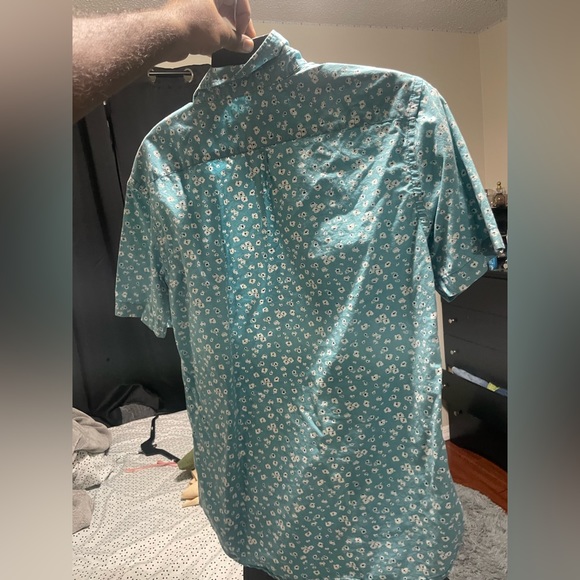 Medium slim fit old navy shirt with flower design - Picture 2 of 3